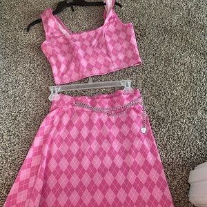 Super cute and fun outfit.